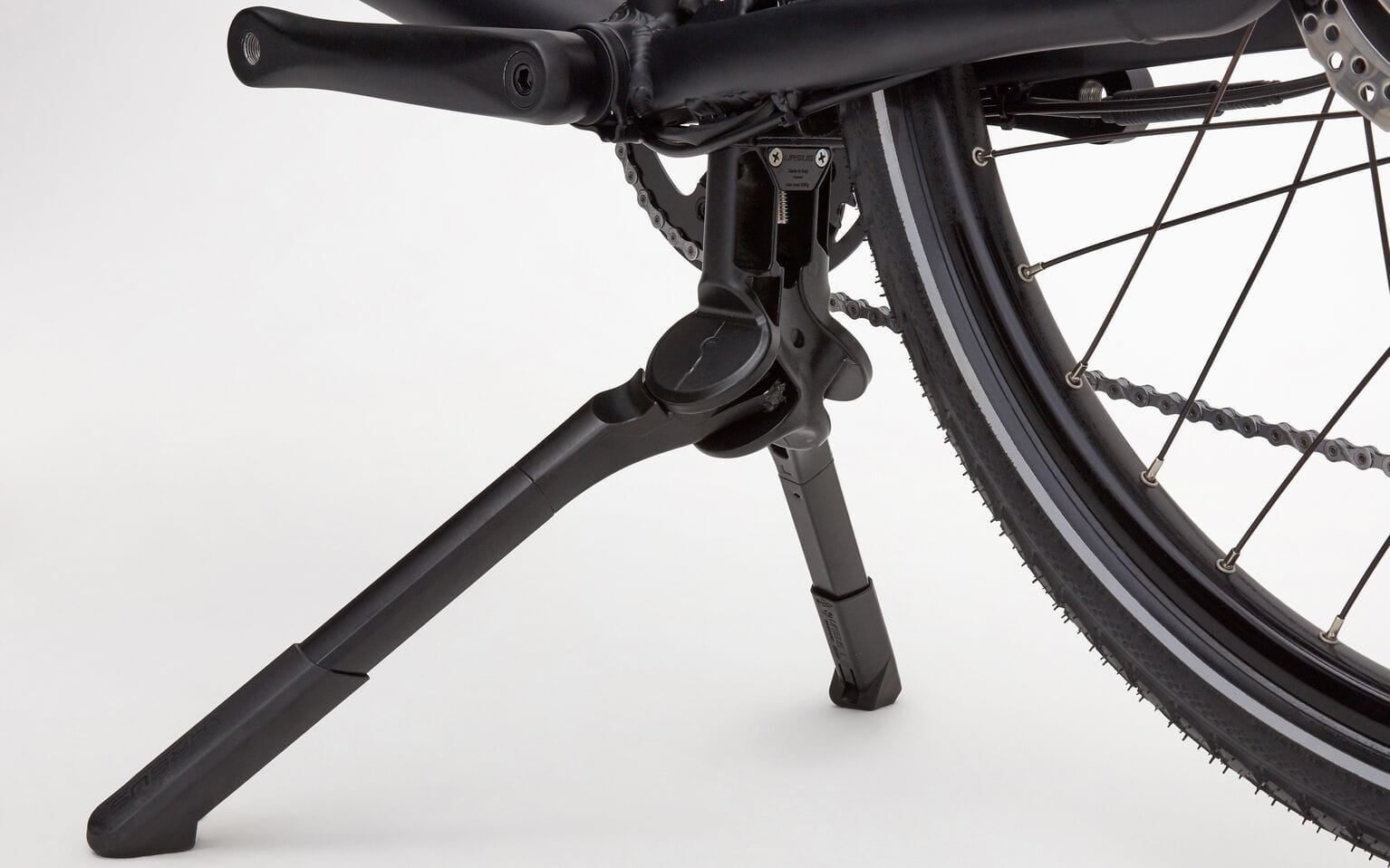 Cargo bike deals kickstand